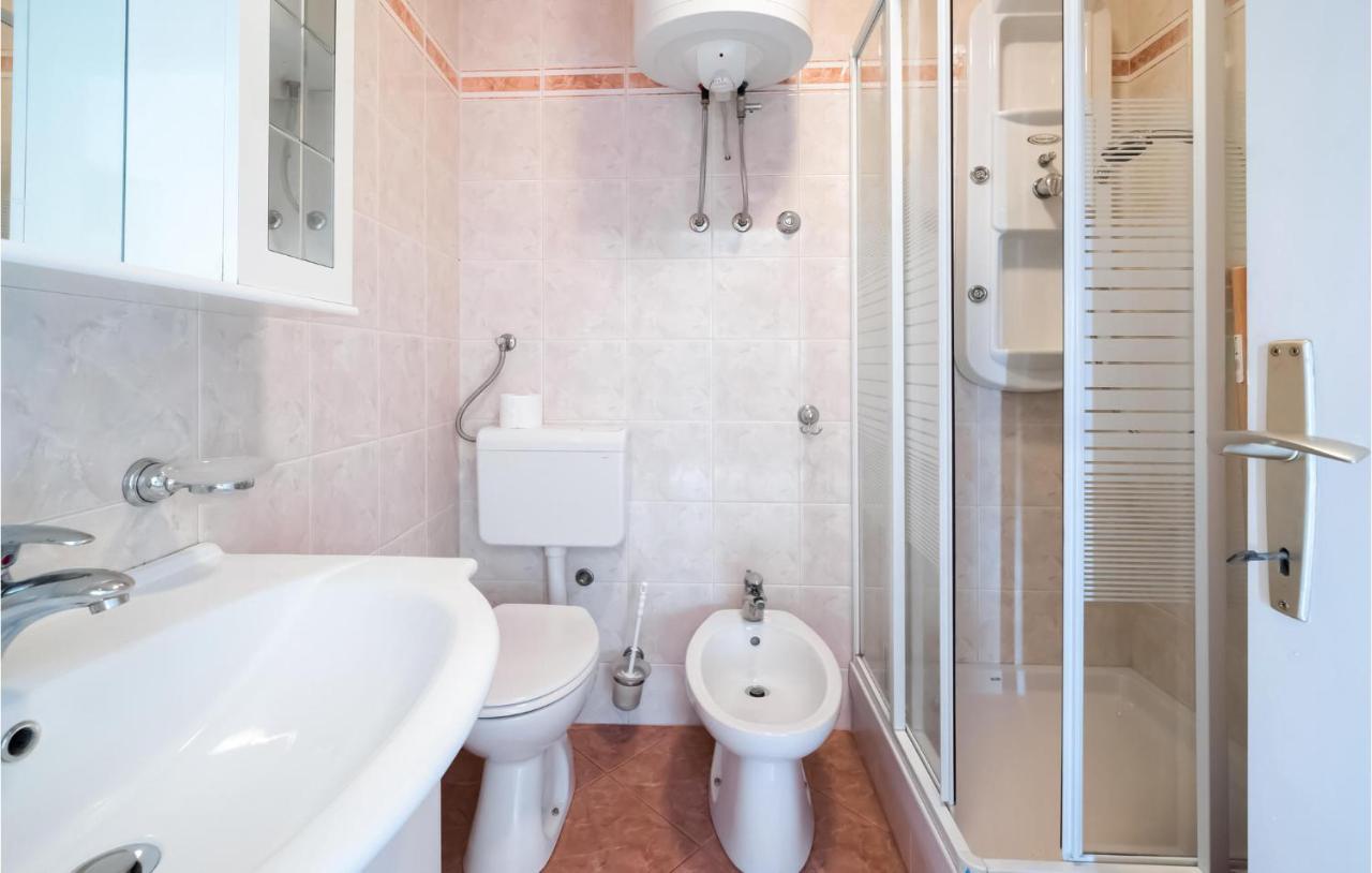 1 Bedroom Amazing Apartment In Peruški Esterno foto