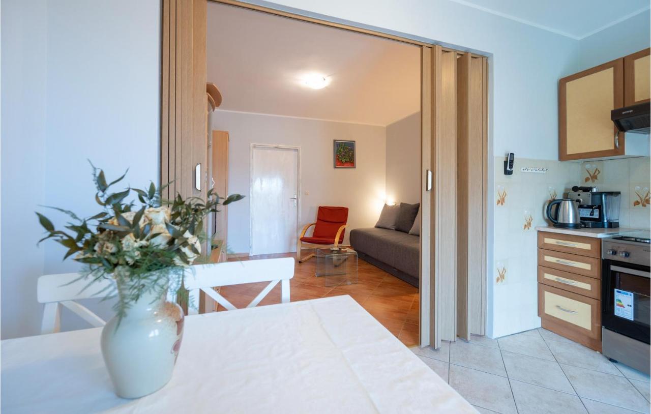1 Bedroom Amazing Apartment In Peruški Esterno foto