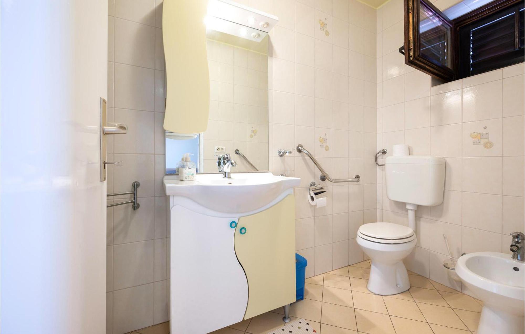 1 Bedroom Amazing Apartment In Peruški Esterno foto